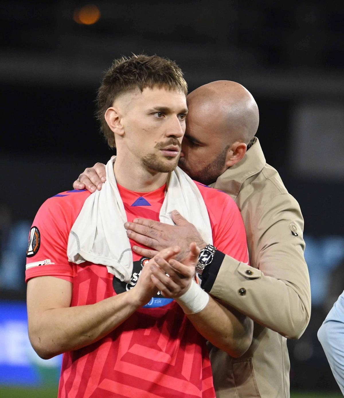 Claudio Giráldez anima a Radu. | PABLO HERNÁNDEZ GAMARRA