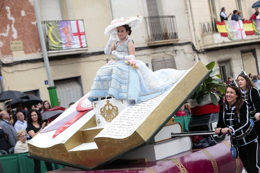 Los niños de todas las comparsas consiguen lucirse durante el Desfile Infantil a pesar del tiempo