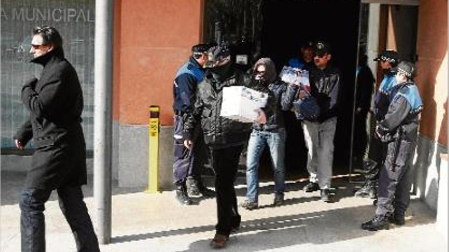 Agents de la Policia Tributària amb documentació de l&#039;Ajuntament de Sant Hilari el dia de la detenció de Fauria.