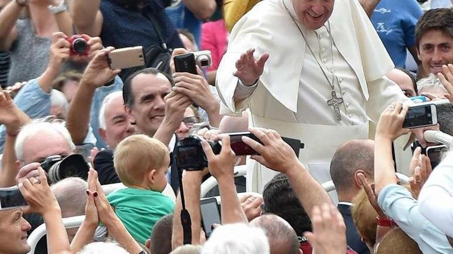 El Papa saluda a los fieles a su llegada a la audiencia general de ayer.