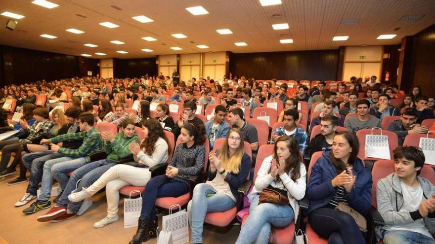 Unos 290 alumnos del IES A Xunqueira y del IES Luís Seoane visitaron el Campus de Pontevedra en una jornada de puertas abiertas. // G.S.