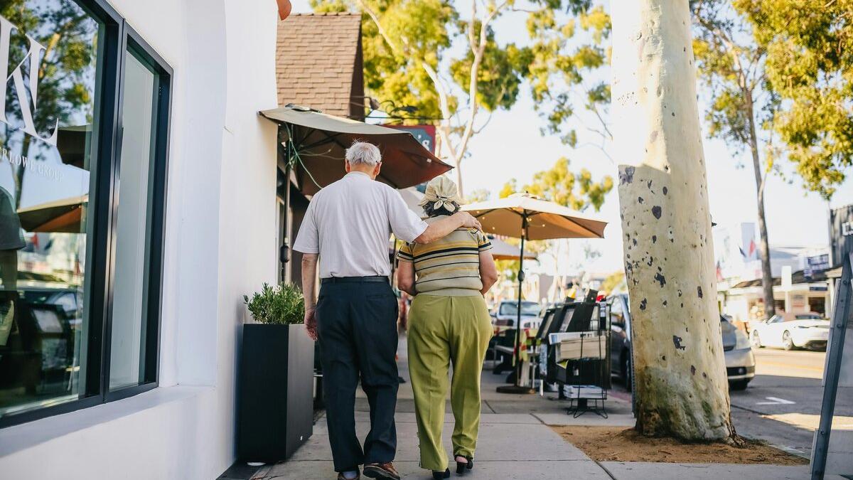 Personas mayores de 60 años caminando