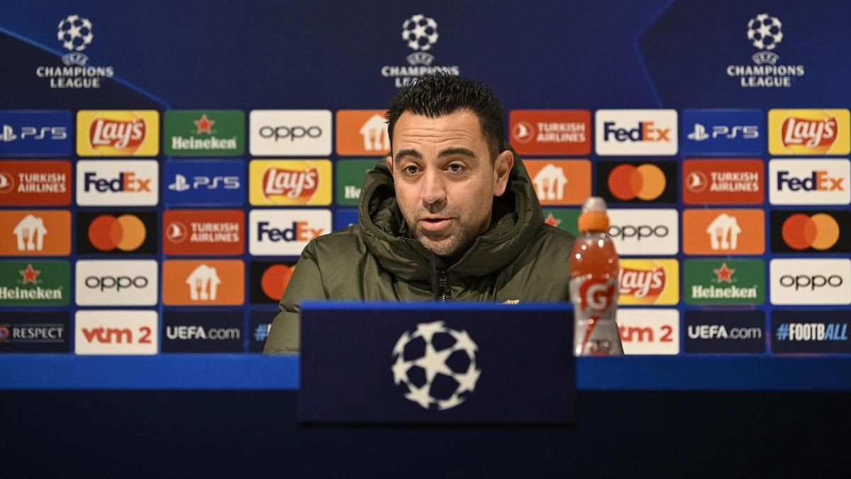 Xavi Hernández a la roda de premsa després del partit d'Anvers