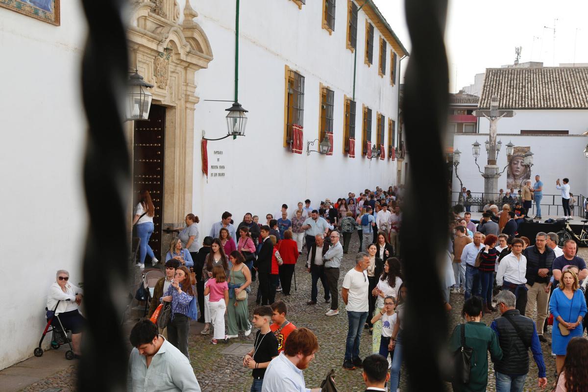 Colas por en Capuchinos, el Viernes de Dolores de 2025.