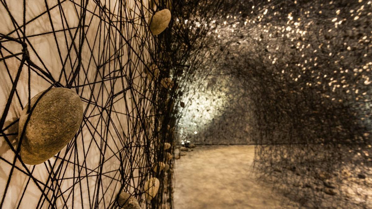 ICULT fotos instalación permanente de Chiharu Shiota ’In the beginning was...’, en el proyecto Planta de la Fundació Soriguer, en su gravera de Berenguer (Lleida)