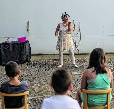  Niños disfrutan del espectáculo de burbujas gigantes. | Emilio Fraile