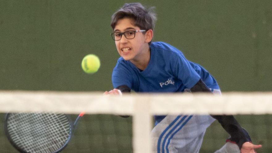 Un tenista devuelve un golpe durante la última edición del torneo.