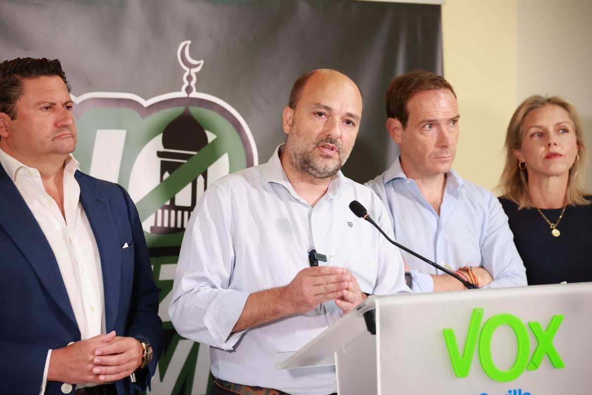 El portavoz del Grupo Municipal de Vox en el Ayuntamiento de Sevilla, Gonzalo García de Polavieja, ofrece una rueda de prensa para valorar la licencia de la mezquita en el Polígono Sur de Sevilla. A 28 de julio de 2026 en Sevilla (Andalucía, España). 28 JULIO 2026 Rocío Ruz / Europa Press 28/07/2026. Javier Cortés;Gonzalo García de Polavieja;Rocío Ruz
