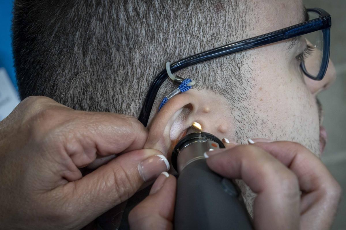 Sant Adrià ofrece revisiones gratuitas de vista y oído a más de 600 personas vulnerables