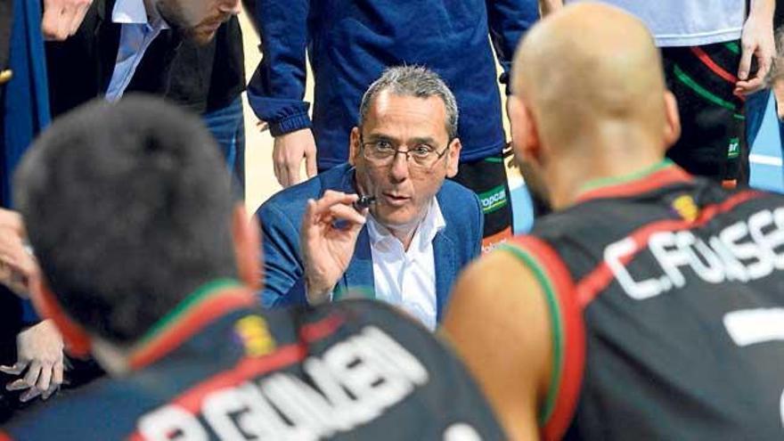 Xavi Sastre da instrucciones a sus jugadores el domingo.