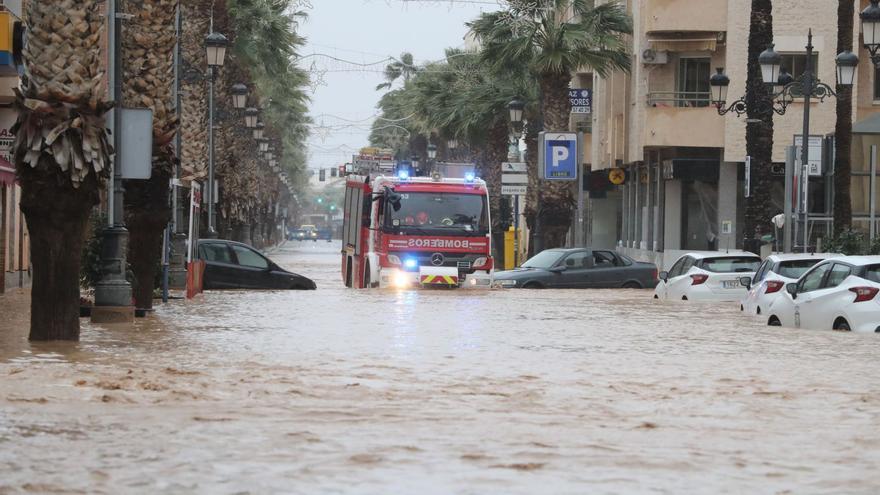 Un camión de bomberos 
recorre Los Alcázares tras 
la DANA de 2019.  JUAN CABALLERO