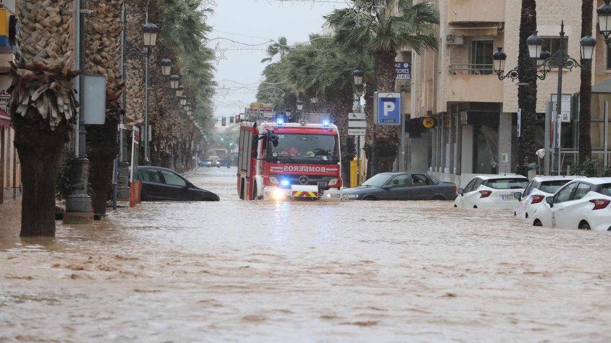 Un camión de bomberos recorre Los Alcázares tras la DANA de 2019.