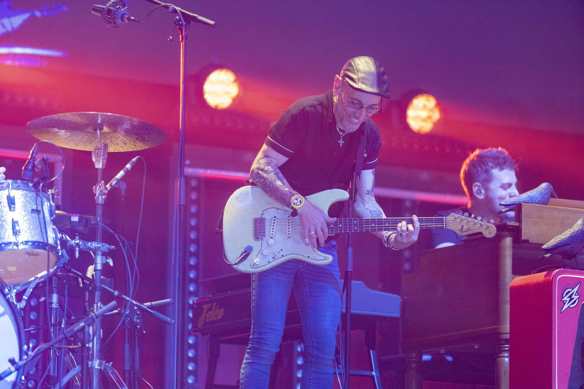 El Multiusos Fontes do Sar a los pies de Fito y sus fitipaldis