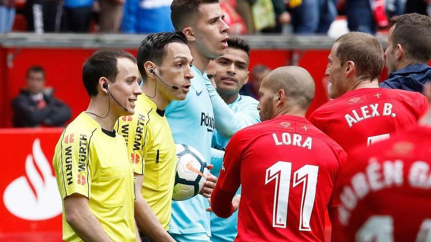 Lora y Bergantiños protestan al árbitro que pitase el final del partido sin dejar sacar un córner al Sporting.