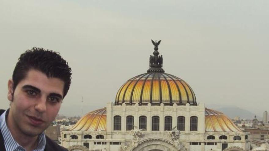 Miguel Ángel Matilla muestra su blog frente al Palacio de Bellas Artes de México D. F.