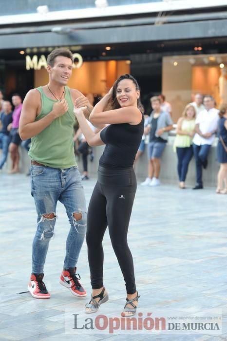 Los bailes latinos salen a la calle en Murcia