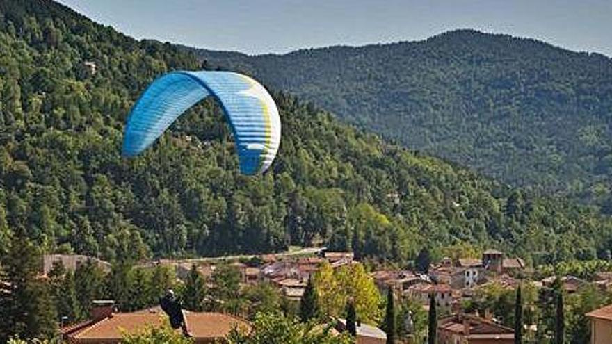 Un pilot de parapent aterrant precisament a Sant Joan de les Abadesses després d&#039;haver fet el seu vol