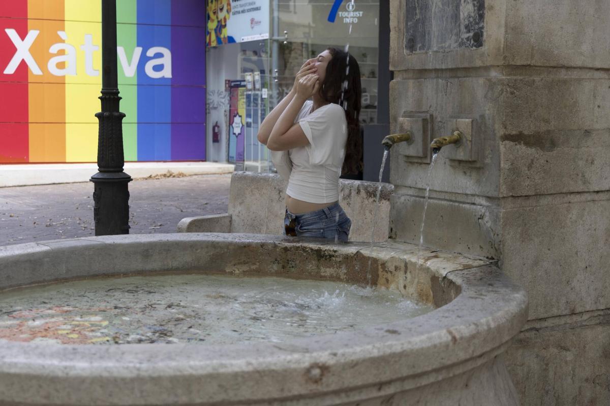 València, Xàtiva. CTR Calor, alerta por temperaturas intensamente altas, gente refrescándose en la font del Lleó