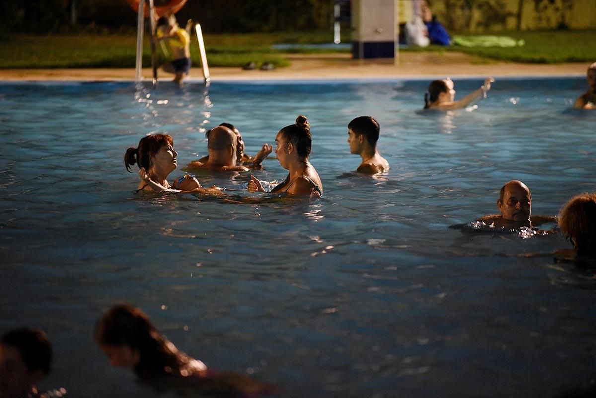 Sesión nocturna en la piscina de la Fuensanta