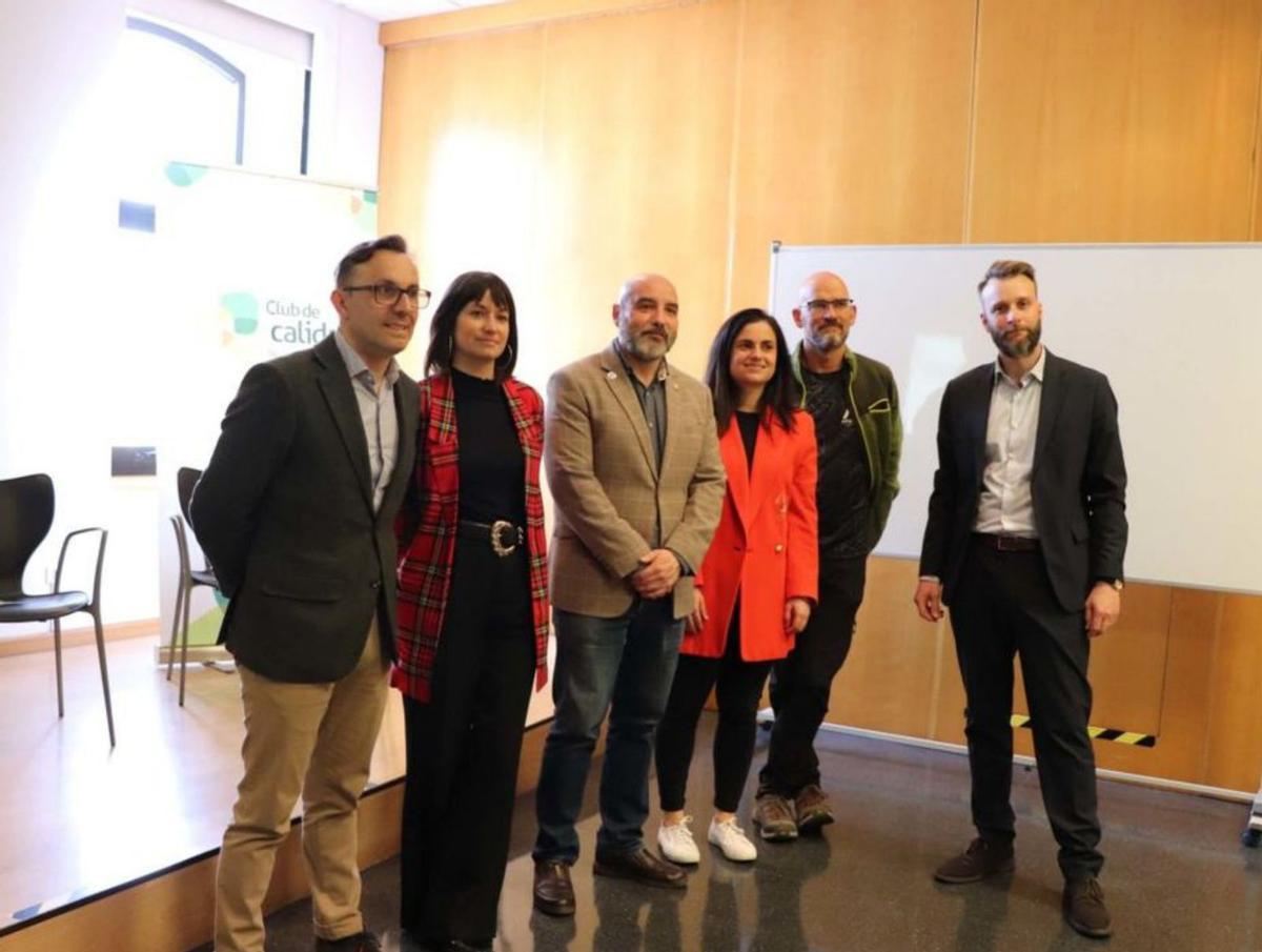 De izquierda a derecha, Fernando Corral (Otea), Guiomar Álvarez (Club de Calidad), Santos Tejón (Ayto. de Gijón), Mariana Balboa (Acuario de Gijón), Xuan Piedehierro (Asturian Ways) y Daniel Martínez (Visita Gijón), en la jornada de Turismo Sostenible.