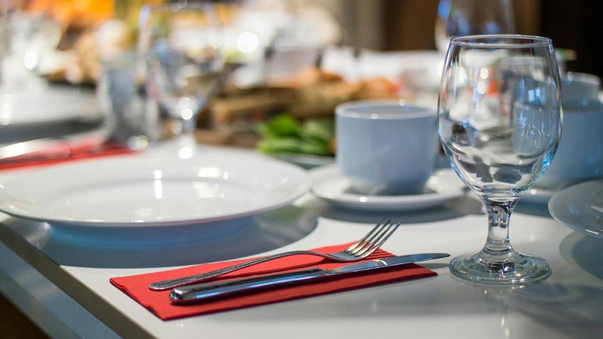 Una mesa de una restaurante.