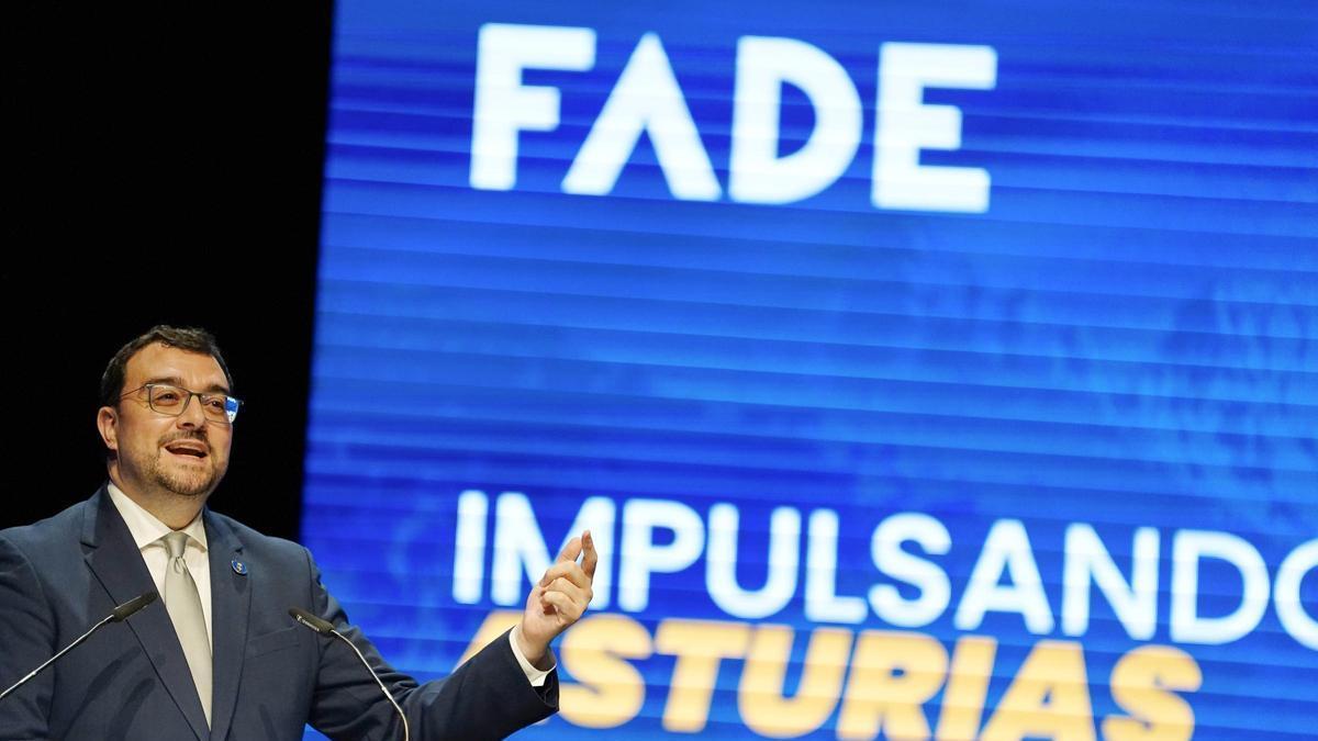 Adrián Barbón, durante su discurso en la clausura de la asamblea de FADE.