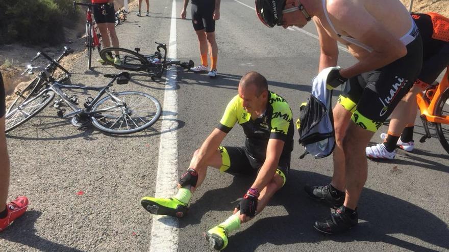 Un choque entre dos motos provoca el atropello a un grupo de ciclistas en Aspe