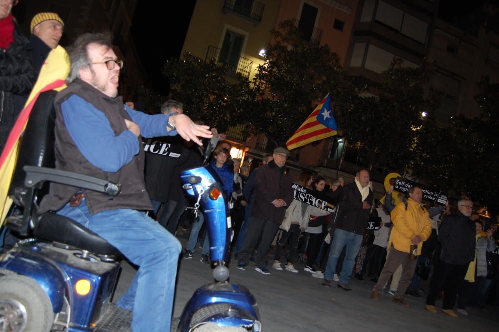 Protesta a la plaça de l'Ajuntament de Figueres