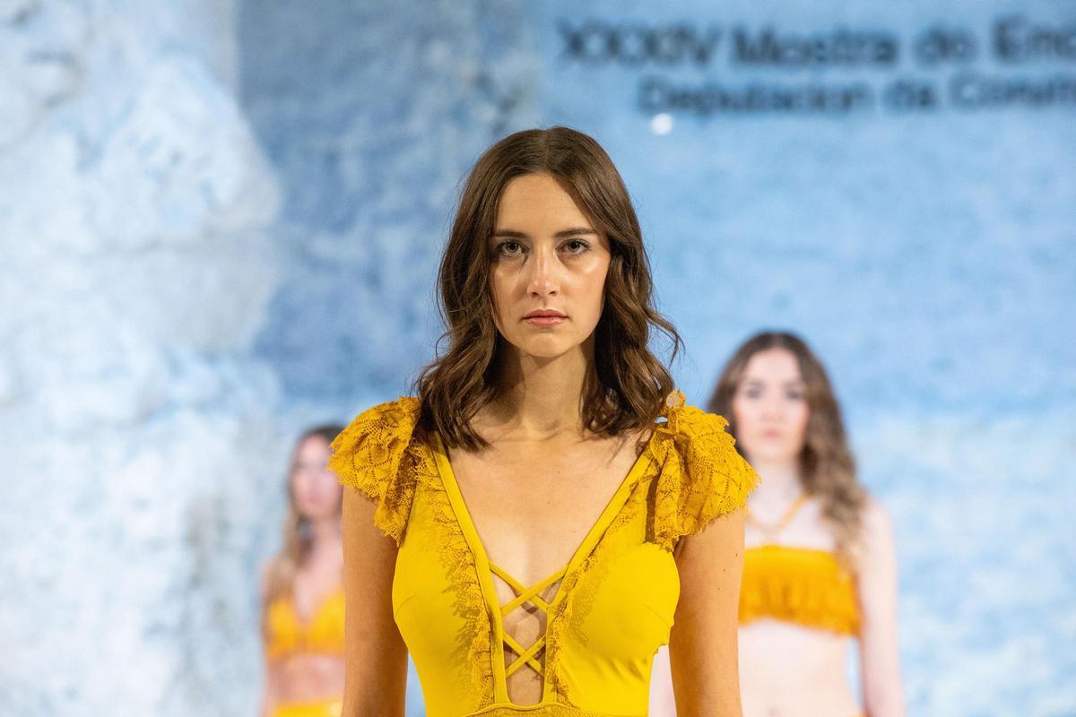 Unha modelo cunha creación da deseñadora valenciana Dolores Cortés, referente na moda de baño en España, que participará na Mostra do Encaixe de Camariñas.
