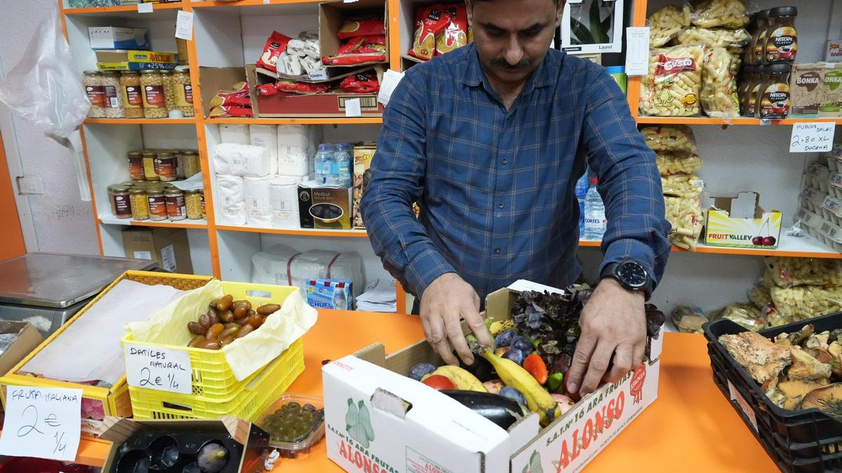 Un hombre trabaja en una frutería de Castelló.