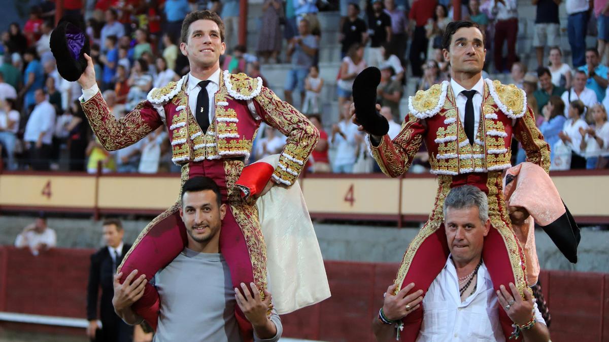 Ginés Marín y Paco Ureña, saliendo a hombros