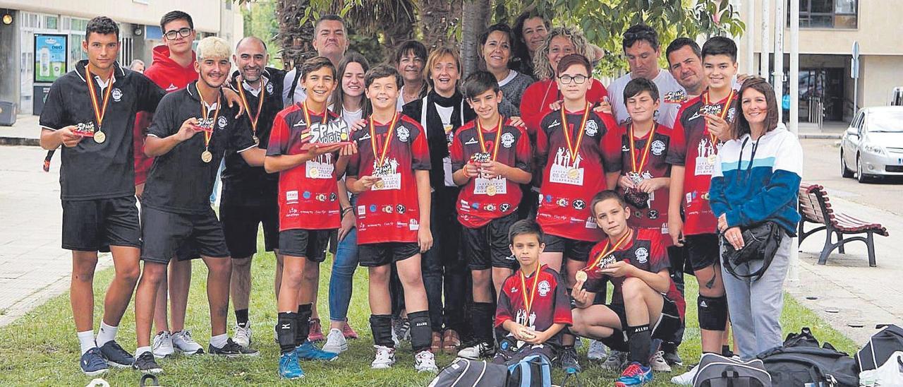 El Pòrtol alevín posa con sus medallas junto a los técnicos Miquel Bordoy, Sergi Amador y Víctor Raimundo.