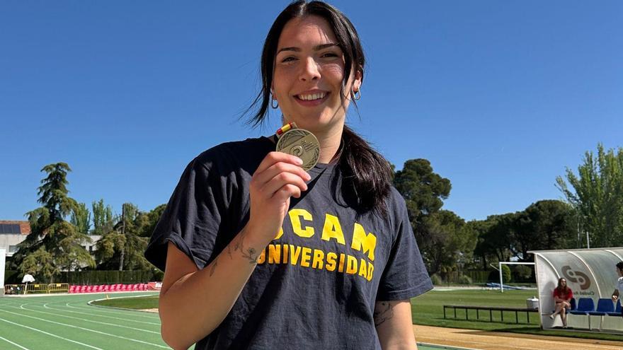 Gema martí Higuero exhibe con orgullo su medalla de oro