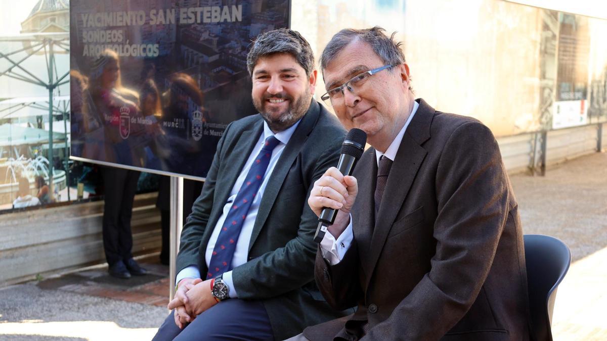El presidente regional, Fernando López Miras (dcha.), y el alcalde de Murcia, José Ballesta, anuncian el inicio de las obras en San Esteban.