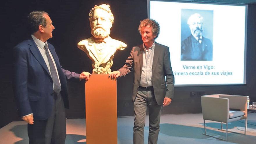 El tataranieto de Verne, Jean Michel, con el alcalde, antes de su charla en el MARCO.