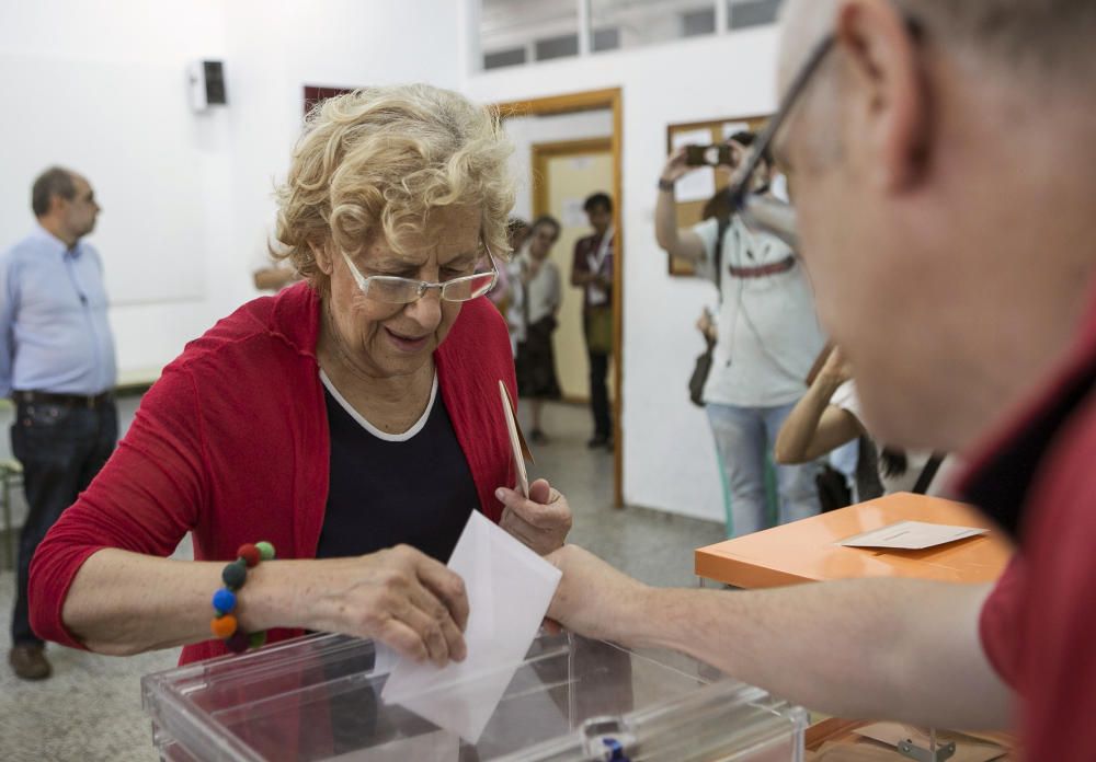 La alcaldesa de Madrid, Manuela Carmena, acude a votar.