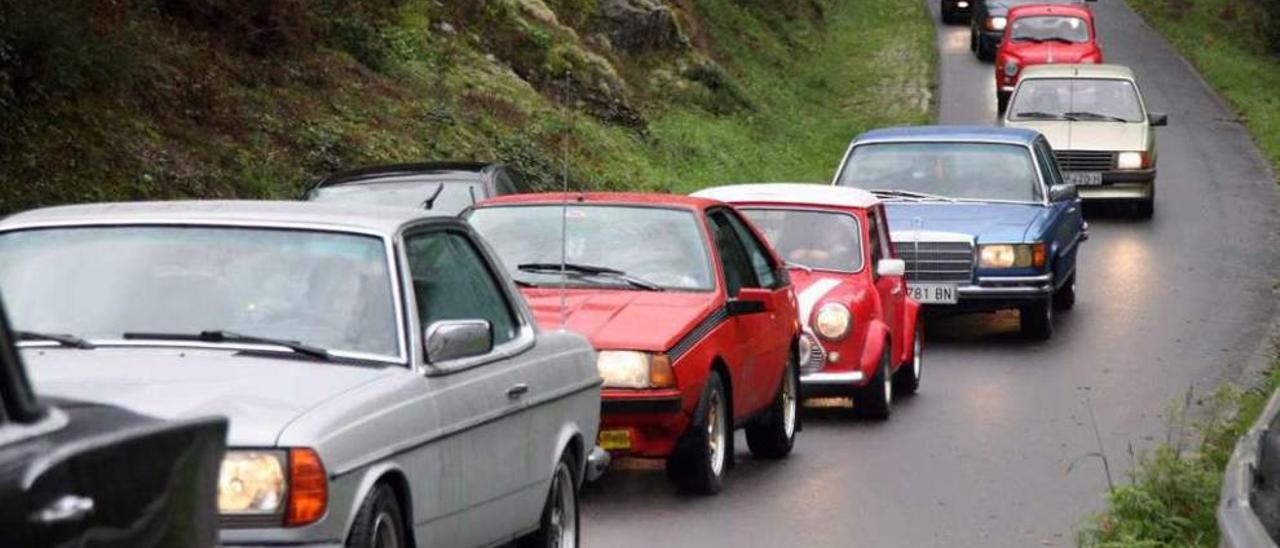 Una de las rutas de coches clásicos que durante el año se celebran en las comarcas. // Bernabé/Luismy