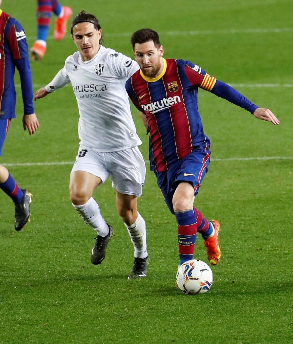 Arriba, Seoane pelea un balón con Messi. Abajo, Jesús Martínez, en Pachuca. | Efe / X. Fernández