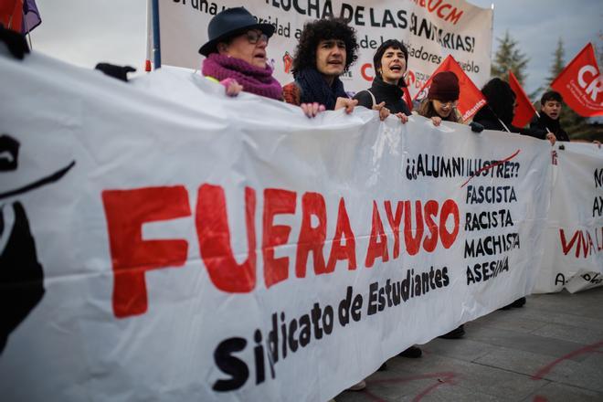 Manifestación contra el reconocimiento de la presidenta de la Comunidad de Madrid, Isabel Díaz Ayuso, por parte de la UCM como alumna ilustre