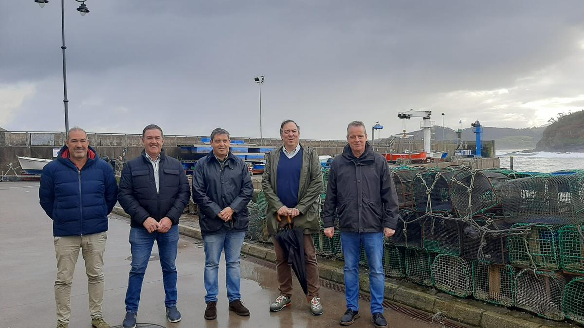 Por la izquierda, Gonzalo Giribet, Marcos Ortiz (concejal de obras de Villaviciosa), Francisco González (director general de Pesca), el alcalde de Villaviciosa, Alejandro Vega y el consejero de Medio Rural, Marcelino Marcos