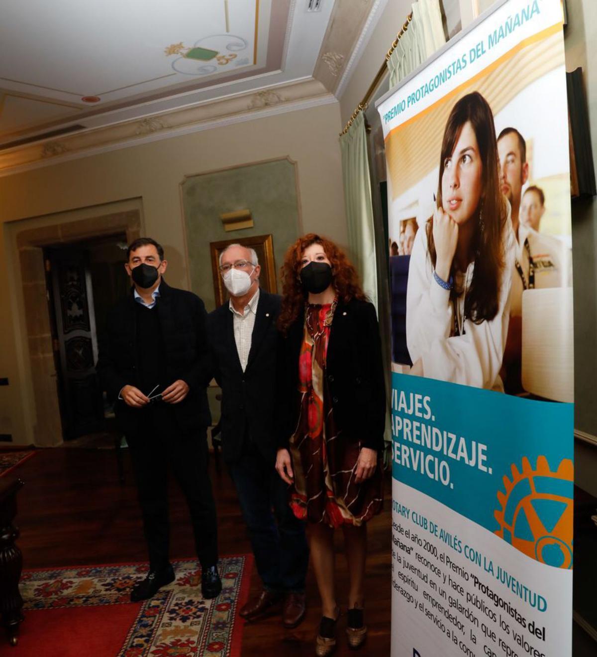 Carlos Antuña, Gonzalo Llorente y Beatriz Ayuso, del Rotary Club, en la presentación del XXII Premio “Protagonistas del mañana”. | M. V.