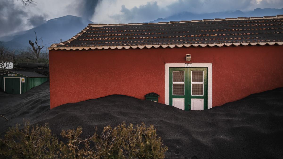 Una vivienda sepultada por la ceniza expulsada por el volcán de La Palma.