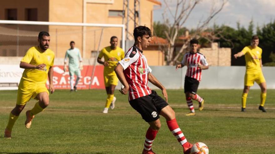 Un jugador del Zamora B da un pase atrás. | Jose Luis Fernández