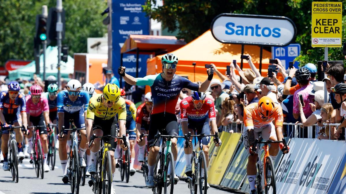 Tobias Lund Andresen celebra la victoria en la etapa 1 del Tour Down Under