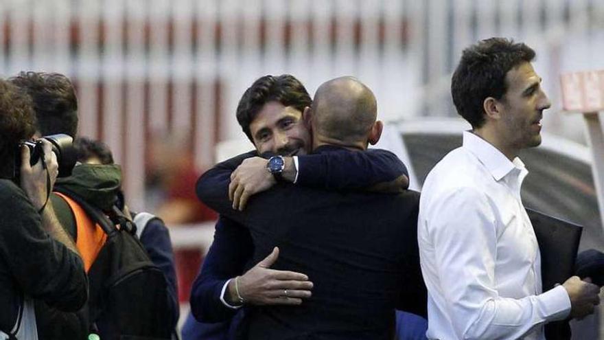 Víctor Sánchez y Paco Jémez se abrazan antes del partido.