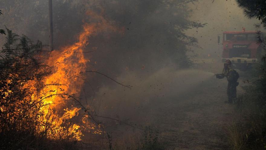 Un bombero forestal trabajando en la extinción de un incendio (archivo). |  Brais Lorenzo