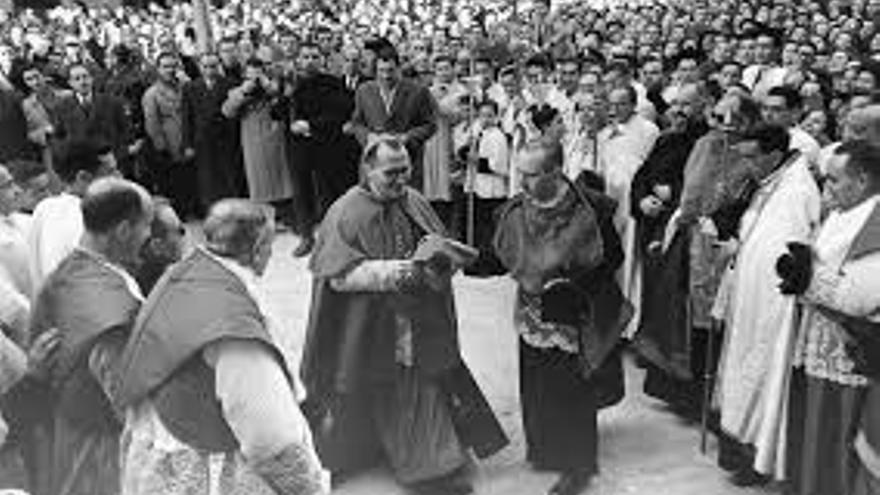 El bisbe Josep Pont i Gol en la seua entrada a Sogorb el 20 de gener de 1952.