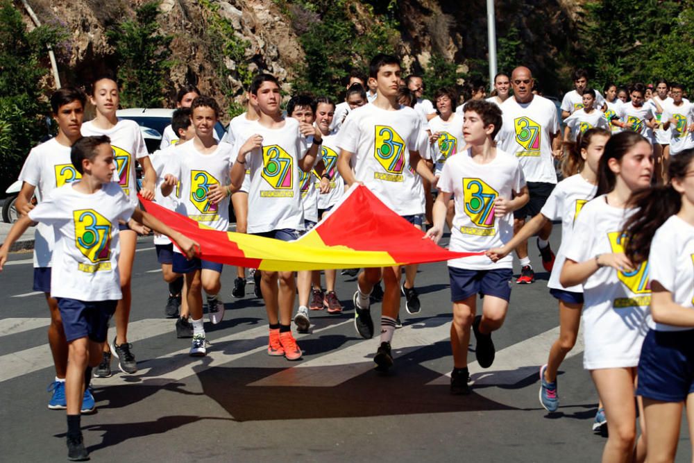 El nadador Christian Jongeneel, acompañado de dos centenares de alumnos, ha inaugurado las jornadas con una mini maratón, portando la antorcha desde La Malagueta hasta el colegio.