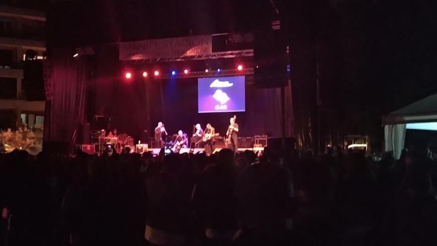 La actuación de &quot;Lúnasa&quot;, ayer, en Mieres.