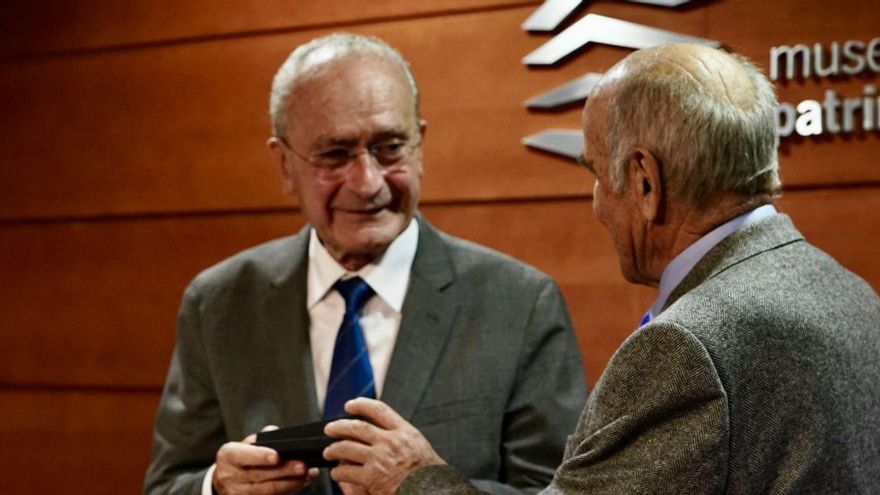 De la Torre, recibiendo la llave de Esteban Pérez Estrada.